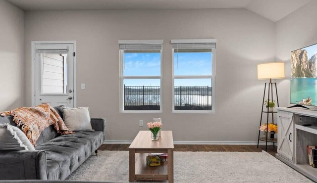 @ Marbella Lane - Amazing 4BR Lakeview Home