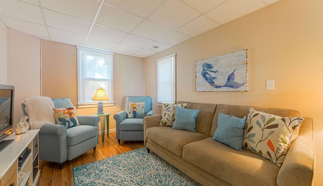 MERMAID COTTAGE - 3 MINUTE WALK TO BEACH - VERY CHARMING & CLEAN!
