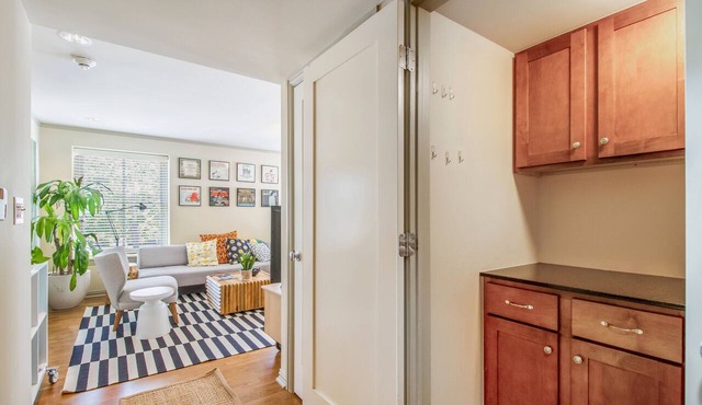 Midtown Light filled Stylish Walkable everywhere