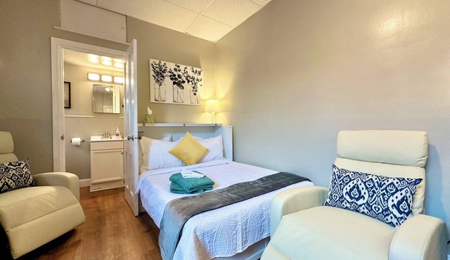 Midtown Studio w/Bath & Kitchen- Walk To Restaurants & Nightlife!