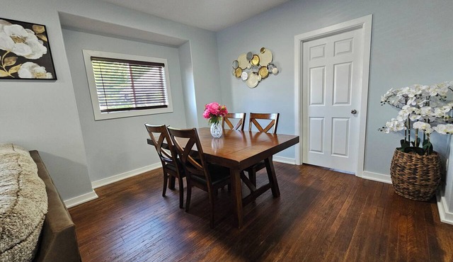 Minutes to Downtown Omaha & Airport, Fully Equipped Home