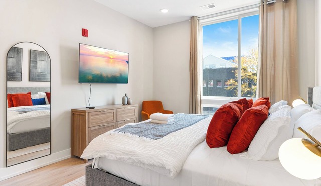 Modern 1-BD w/King Bed - Pier and Harbor Views! - Near Old City