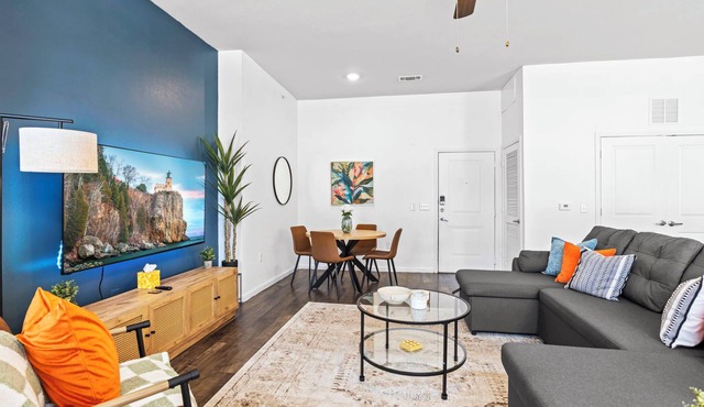 Modern 2-Bedroom apartment Near Downtown & Airport. Access to Pool + Gym