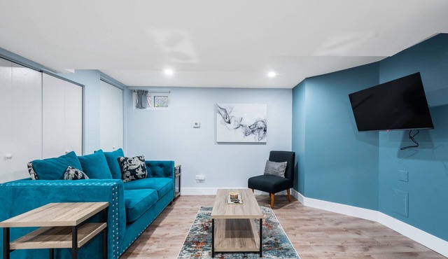 Modern, 2-bedroom apt., 15 minute drive to Lake Michigan, FREE parking spot.