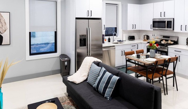 Modern 2BR Quick NYC Access + Free Parking