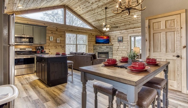 Modern 3BD Cabin at Eagles Ridge Resort w/Fireplace, Hot Tub, Air Hockey, Arcade and Community Pool