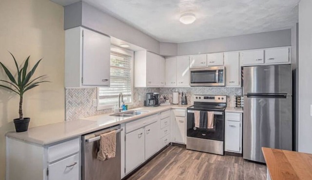 Modern 4BR NW Omaha, Garage, Fenced Yard, EV Charger, W/D, Pet-Friendly