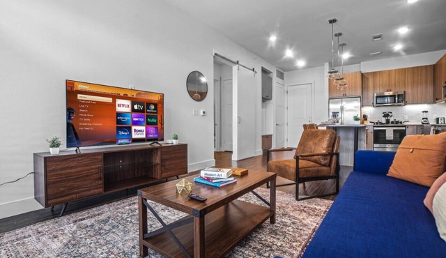Modern Artistic 2 Bed 2 Bath Condo with Pool and Golf Sim