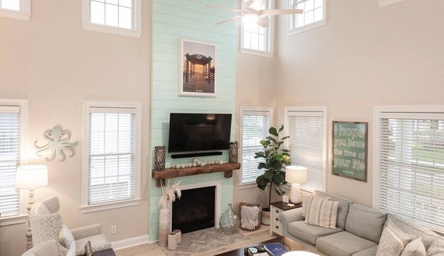 Modern Bayside Villa: Ideal for Family and Golf