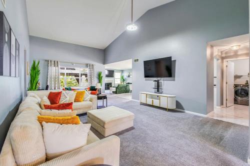Modern Comfort Loves Park Stylish 3BR Getaway
