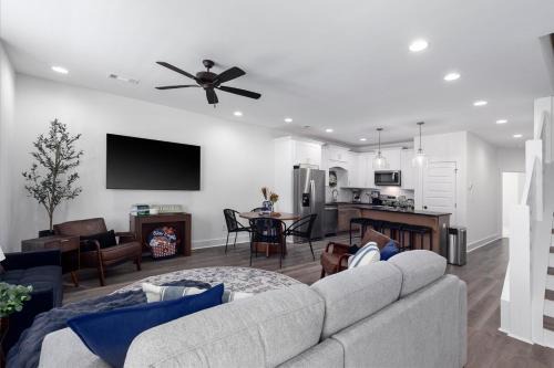 Modern Comfort Near AU l Perfect for Families & Fans