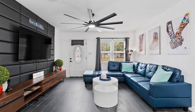 Modern Design 3 bed 2 bath * Dog Friendly * 3 Miles to Downtown