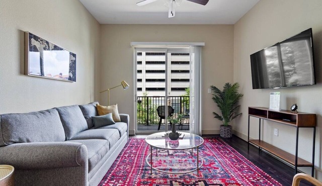 Modern Downtown Loft | King Bed + Free Parking