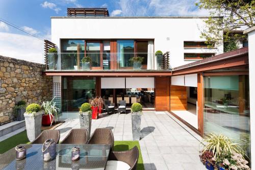 Modern Elegance, steps from the Aviva! Home Cinema in Dublin