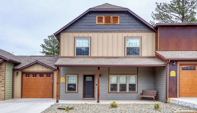 Modern Gold Mining Condo 2 Bedroom King Master, Minutes from Mt. Rushmore and local attractions.