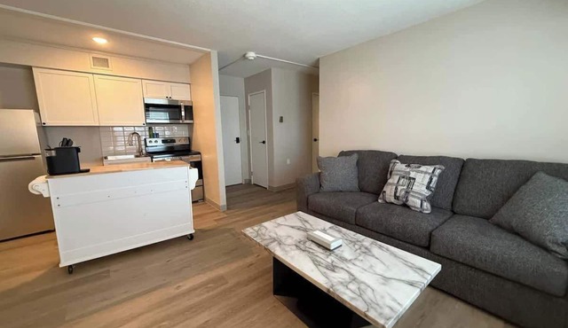 Modern Heights Apartment Near Pickleball & Gym