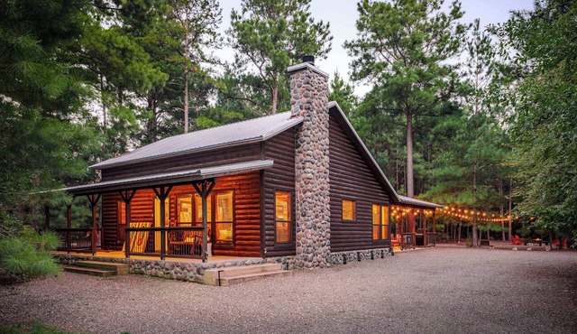 Modern Hochatown Cabin: 2 King Suites w/Private Baths, Hot Tub & Arcade