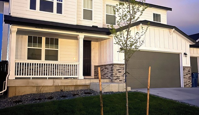 Modern Home 10 minutes from the Denver International Airport & Gaylord Resort!