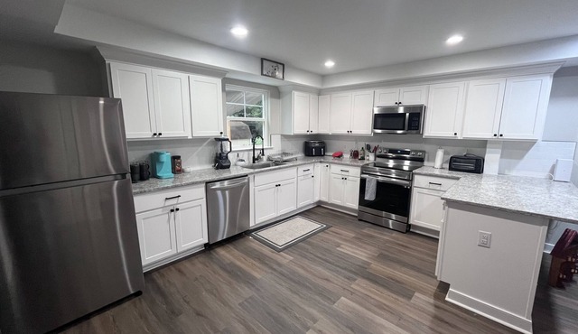 Modern House !! 10 min to Fredericksburg malls, UMW and 5 min to Old town