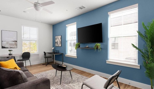Modern Living 1B 1B Steps from Shops, Dining Fun