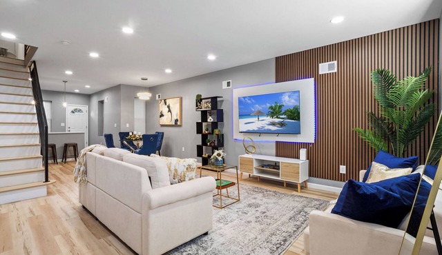 Modern Luxe Townhome Near Downtown & World Cup Events
