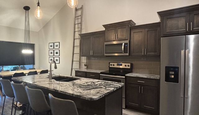 Modern Luxury Townhome - Sleeps 10