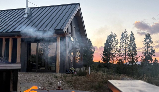 Modern off grid cabin with stocked kitchen & private mountain view- dog friendly