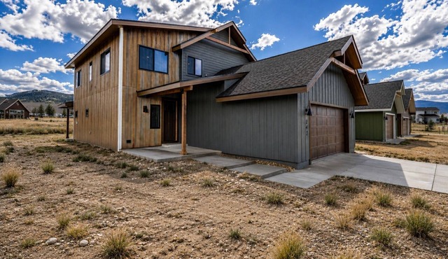 Modern Rustic Mountain Retreat w/Mountain Views, Patio and close to Golf in Granby