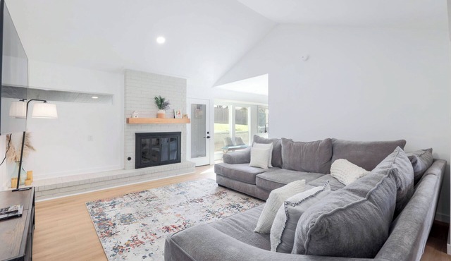 Modern & Spacious 4-bedroom house, Sleeps 10+ with Games