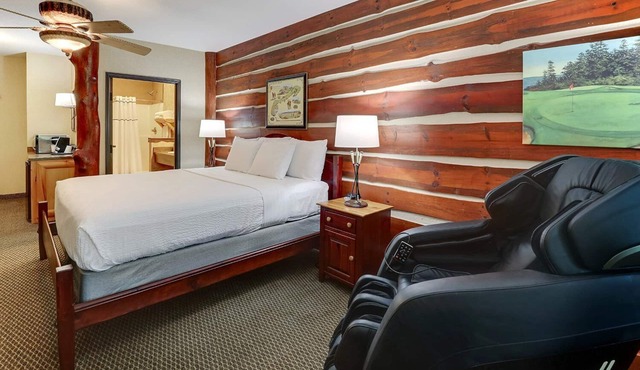Modern Stay in Johnston w/Pool & Hot tub access | 4 mi to Terra Park