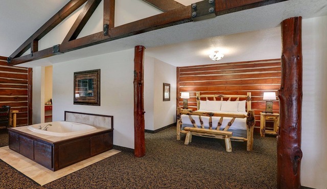 Modern Stay in Johnston w/Pool | Pet- Friendly | 4.5 mi to Greenbelt Trail