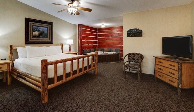 Modern Stay in Moline w/Pool Onsite| 1.5 mi to Rock Island Arsenal Museum