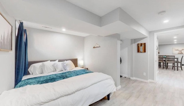 Modern & Updated Unit in Prime Location