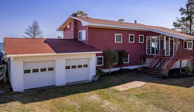 Modernist Waterfront House near Historic Beaufort. Relax on the North River!