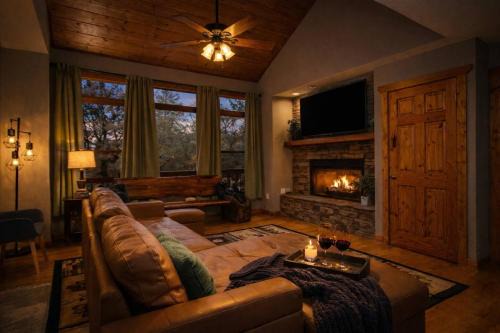 Mountain 4BR Cabin, Hot Tub, Theater & Pets OK