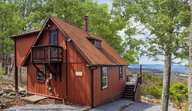 Mountain chalet w/hot tub & private balcony