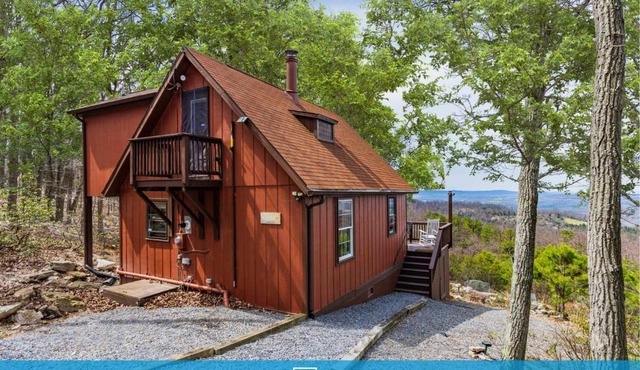 Mountain chalet w hot tub & private balcony