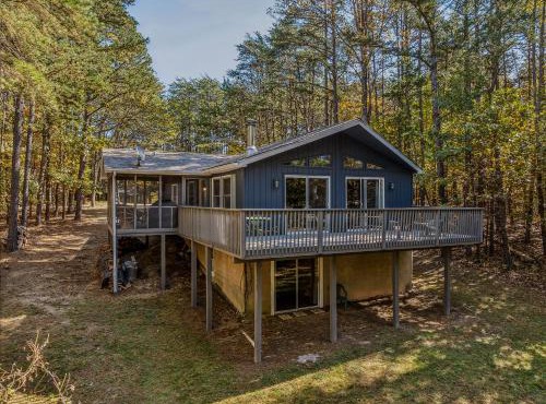 Mountain View Hideaway - Pet Friendly, Grill, Wifi, Fire Pit, Deck, Screen Porch, Family Friendly, Game Room, Wood Stove