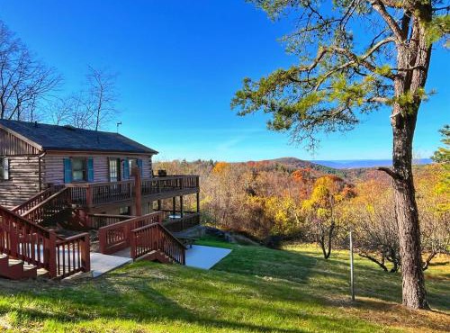 Mountain View Log Cabin - Cozy cabin in the Blue Ridge Mountains- New Property!