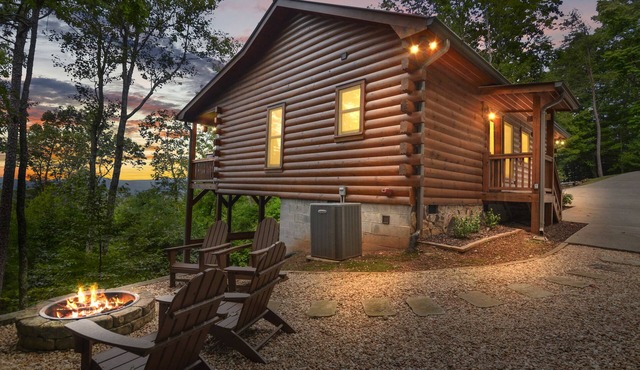 Mountain Views & just mins to City! Wood burning Fireplace, Hot tub, Fire pit in Cherry Log