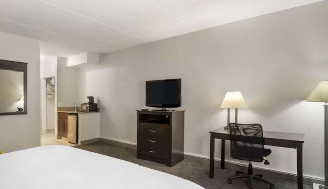 Mundelein Stay | 4 Pet-friendly Units | Close to Vernon Hills Art - 3.6 miles