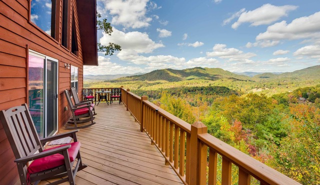 Murphy Chalet w/ Fire Pit & Stunning Mountain View in Murphy