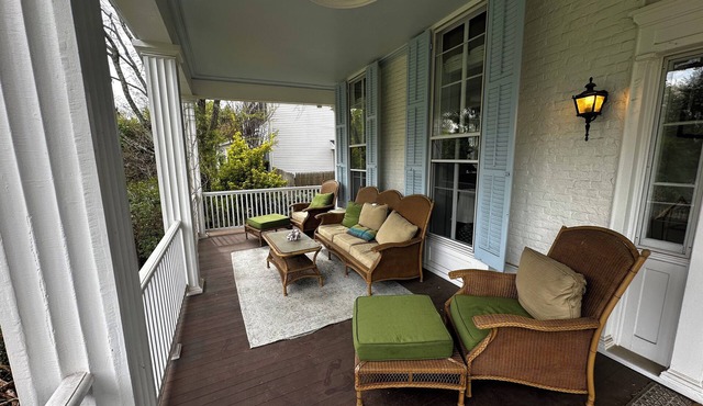 Nassau St. Home; Sleeps 14 adults; 5 minute walk from Hoagie Haven
