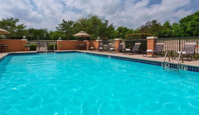 Near High Five Entertainment! FREE Parking, Outdoor Pool, Pets Allowed!