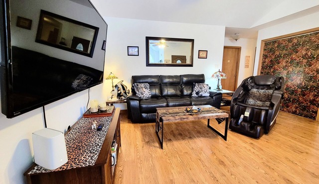 Near I-70, disabled accessible, MESSAGE chair, king bed, garage, Xbox fun