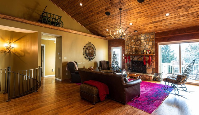 NEW! 18 acre PRIVATE country estate with HOT TUB and FIRE!