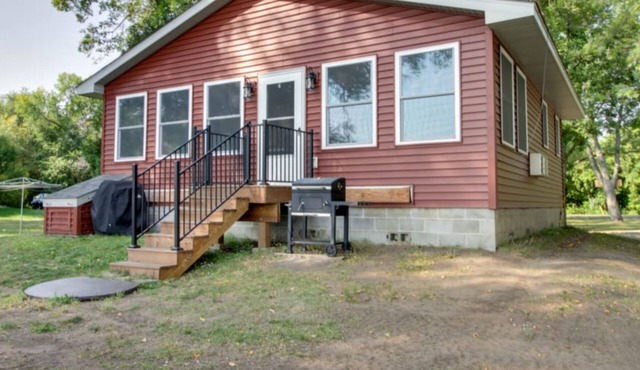 New 2 bedroom, lakeside cabin that sleeps 8 -Dock, firepit, & Sunrise views