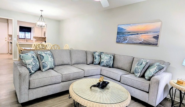 New! 3 min to beach, close to pool, 1st floor master, pet-friendly.