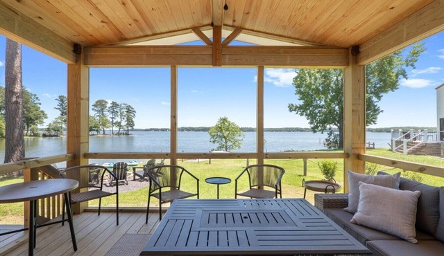 NEW Amazing views, Kayaks, SUPs, Arcade, Launch and Dock