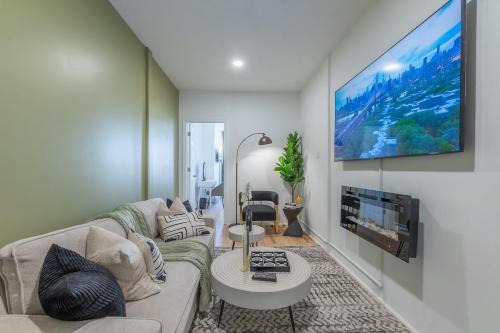 New Calm Cocoon by Train We Pay Half Parking, Sleeps 6